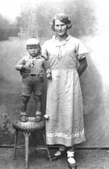 070 0033 Mutter Herta Hinz mit Sohn Reinhard