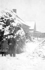 070 0035 Reinhold und Waltraud Hinz vor ihrem Elternhaus in Kawernicken