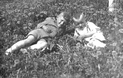 070 0036 Von links Reinhold Hinz aus Kawernicken mit seinem Freund Karl Naruhn