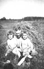 070 0037 Vater Ernst Hinz aus Kawernicken mit seinen Kindern Waltraud und Reinhold auf dem Feld vor ihrem kleinen Waeldchen