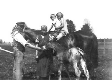 070 0044 Agnesenhof im Sommer 1943 Wilhelm und Anna Eisbrenner Hoch zu Ross die Kinder Horst und Ursula