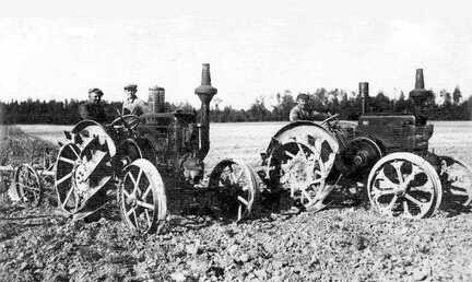 070 0045 Franz Weiss Parnehnen und Franz Nagel Agnesenhof beim Pfluegen mit den neuen Kraftmaschinen im Jahre 1935