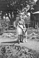070 0046 Lotte u Rolf in Nehne im Kodlinschen Garten im Jahre 1943