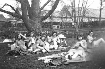 070 0051 Putz u Flickstunde im Park 1944