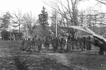 070 0052 7 April 1944 im Park