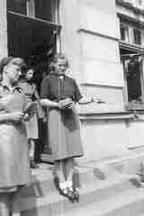 070 0053 Pflichtjahrmaedchen im Jahre 1944 am Ostfluegel Schloss Parnehnen