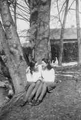 070 0055 Pflichtjahrmaedchen Elisabeth u Irma im Park hinter dem Schloss 1944
