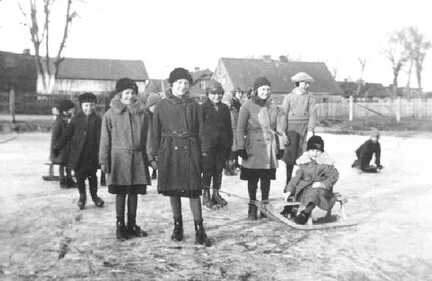 071 0008 Kinder auf dem Dorfteich im Winter 1933 34