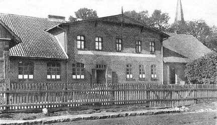071 0012 Die alte Postkarte von Paterswalde zeigt das Schulgebaeude