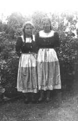 071 0017 Frieda Meiser und Elisabeth Lilienthal bei der Erntedankfeier in Paterswalde im Jahre 1933