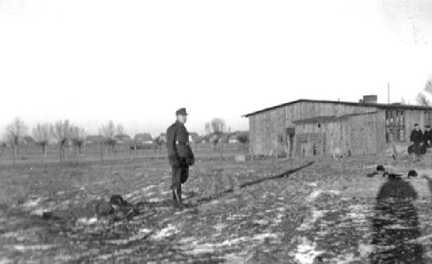 071 0020 Auf dem freien Gelaende neben der Kriegsgefangenenbaracke erfolgte die militaerische Vorausbildung der HG