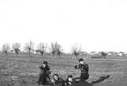 071 0021 Paterswalder HG bei Schiess und Panzerfaustvorausbildung Im Hintergrund die Paterswalder Siedlung