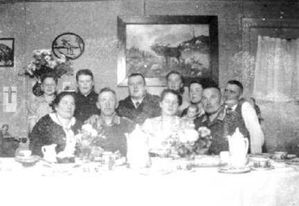 071 0025 Im Wohnzimmer der Familie Franz Assmann 1943 zusammen mit den Ehepaaren Matschuck Harbach und Bock