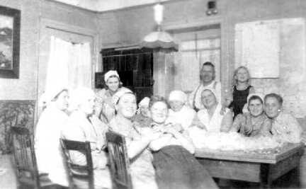 071 0026 Freunde und Nachbarn der Familie Franz Assmann beim Federnrupfen