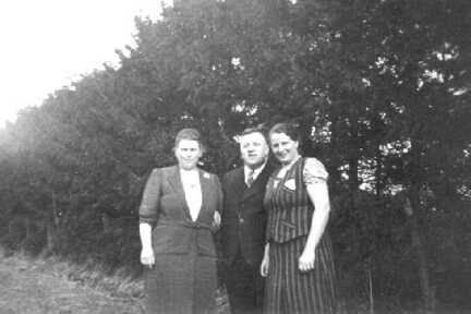 071 0027 Frau Metha Assmann zusammen mit dem Ehepaar Matschuck im Jahre 1943