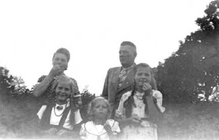 071 0042 Familie Bock Paterswalde Die Kleine in der Mitte
