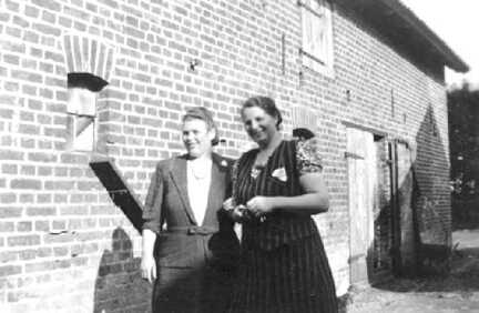 071 0044 Frau Metha Assmann und Frau Matschuck ca 1941 42