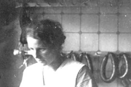 071 0045 Frau Metha Assmann im Fleischerladen 1942