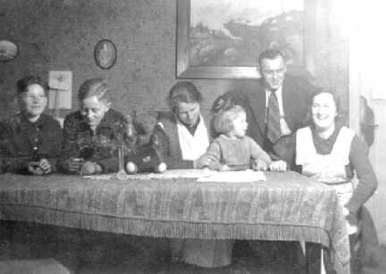 071 0046 Bild Mitte Frau Metha Assmann mit ihren 3 Kindern Rechts der Fleischergeselle und die Hausangestellte