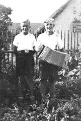 071 0047 Links im Bild Helmut Assmann mit Freund im Jahre ca 1940