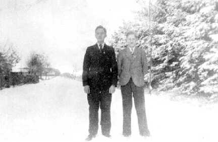 071 0048 Helmut Assmann mit seinem Freund im Winter 1943 44