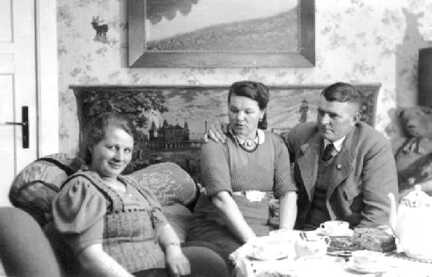071 0050 Das Ehepaar Bock zum Kaffee bei Frau Metha Assmann links