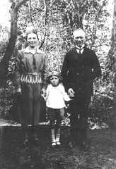 071 0053 Karl und Maria Weinberg mit ihrem Sohn Georg etwa 1930 auf ihrem Hof in Paterswalde