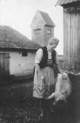 071 0054 Frau Anna Wegner ca 1940 mit einem Schwein auf dem ihrem Hof