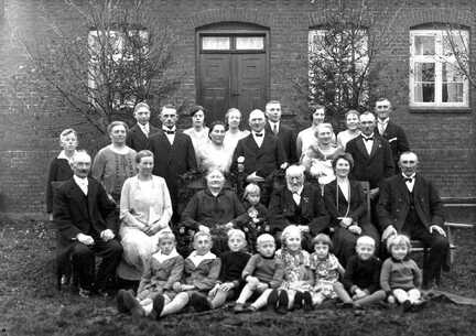 071 0059 1931 in Paterswalde Abbau am Lindendorfer Weg Goldene Hochzeit von Johanna und Julius Schad winkel Im Bild mit Kindern und Enkeln