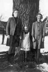 071 0161 Im Bild Irmgard Hinz Waltraut Kleistund Gretel Weinberg im Hof Kleist