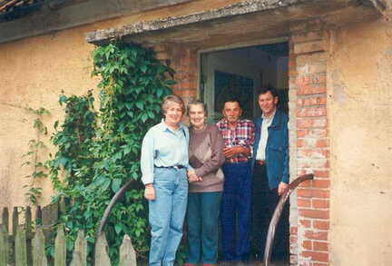 071 1007 Edith und Dietrich Ewert die Besitzer dieses Hauses mit den heutigen Bewohnern im Juni 1995