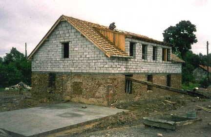 071 1008 Der Neubau des zukuenftigen Gemeindehauses in Paterswalde im Jahre 2001