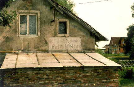 071 1009 Die ehemalige Sattlerei Fritz Meiser in Paterswalde Noch heute ist die Schrift gut zu lesen Rechts im Hintergrund die heutige Baeckerei