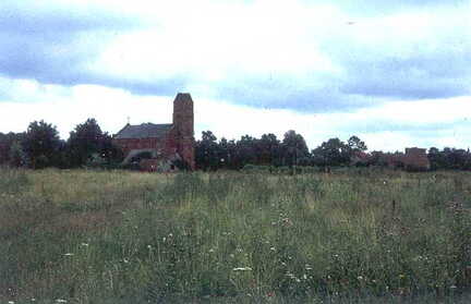 071 1011 Blick vom zukuenftigen Gemeindehaus auf die alte Paterswalder Kirche