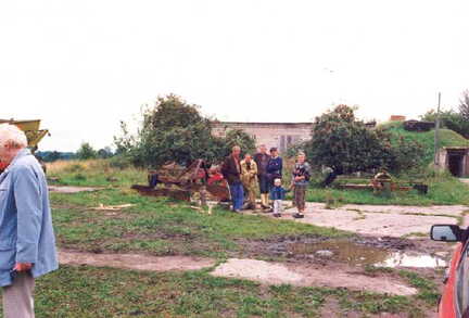 071 1018 In der Siedlung Parnehnen 2001 In der Mitte die Bewohner der Siedlung