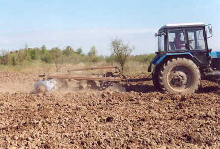 071 1028 Mit dem alten Traktor auf dem Acker