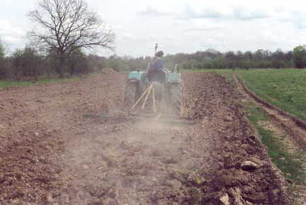 071 1029 Der alte Traktor bei der Arbeit
