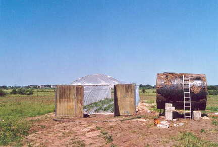 071 1042 Ein Gewaechshaus wurde in Patershof aufgestellt und der unterirdische Wassertank ausgegraben