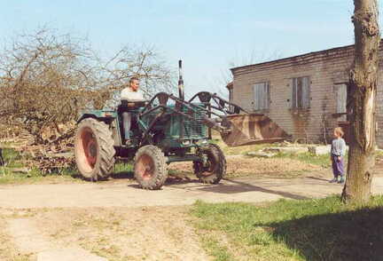 071 1055 Der alte Traktor im Einsatz