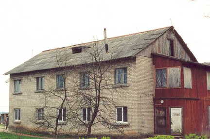 071 1059 Das zweite Wohnhaus ist unbewohnt und soll renoviert werden Im Erdgeschoss wurden neue Fenster aus Deutschland eingesetzt
