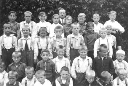 072 0003 Ein Klassenbild der Volksschule Pelkeninken mit Lehrer Kannappel ca im Jahre 1934