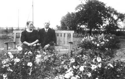 072 0006 Das Ehepaar Ernst und Maria Naujok im September 1939 in ihrem Garten