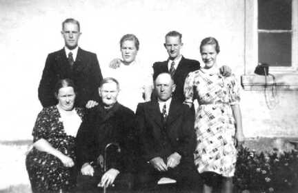 072 0007 Familie Ernst Naujok zusammen mit Opa Milkeit im Jahre 1941