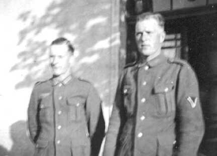 072 0008 Die Brueder Ernst und Willi Naujok auf Heimaturlaub im Jahre 1943
