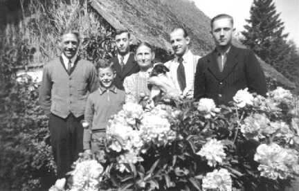 072 0011 Familie Zubel und Horst Raehse im Garten bei Zubels