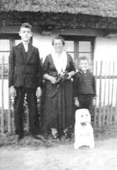 072 0013 Mutter Zubel mit ihren Soehnen Karl und Heinrich