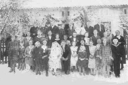 072 0017 Eine unbekannte Hochzeitsgesellschaft in Pelkeninken Das Haus im Hintergrund kaufte Friedrich Zubel im Jahre 1942