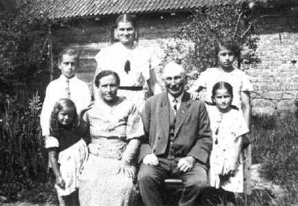 072 0019 Familie Heinrich Unruh aus Pelkeninken im Sommer 1935