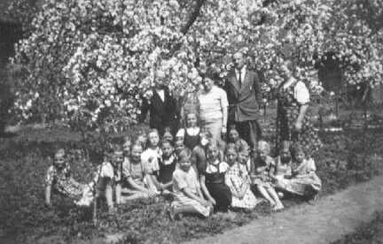 072 0024 Gruppenbild der Volksschule Pelkeninken mit Lehrer Kannappel