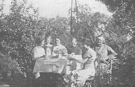 072 0025 Max und Wilhelmine Glass mit Tochter Irmgard 1937 am Kaffeetisch im Garten der Familie